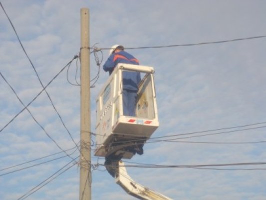 Mangalia, la un pas de a rămâne în beznă. Poliţiştii au surprins un bărbat în timp ce tăia componente metalice de la o reţea de înaltă tensiune